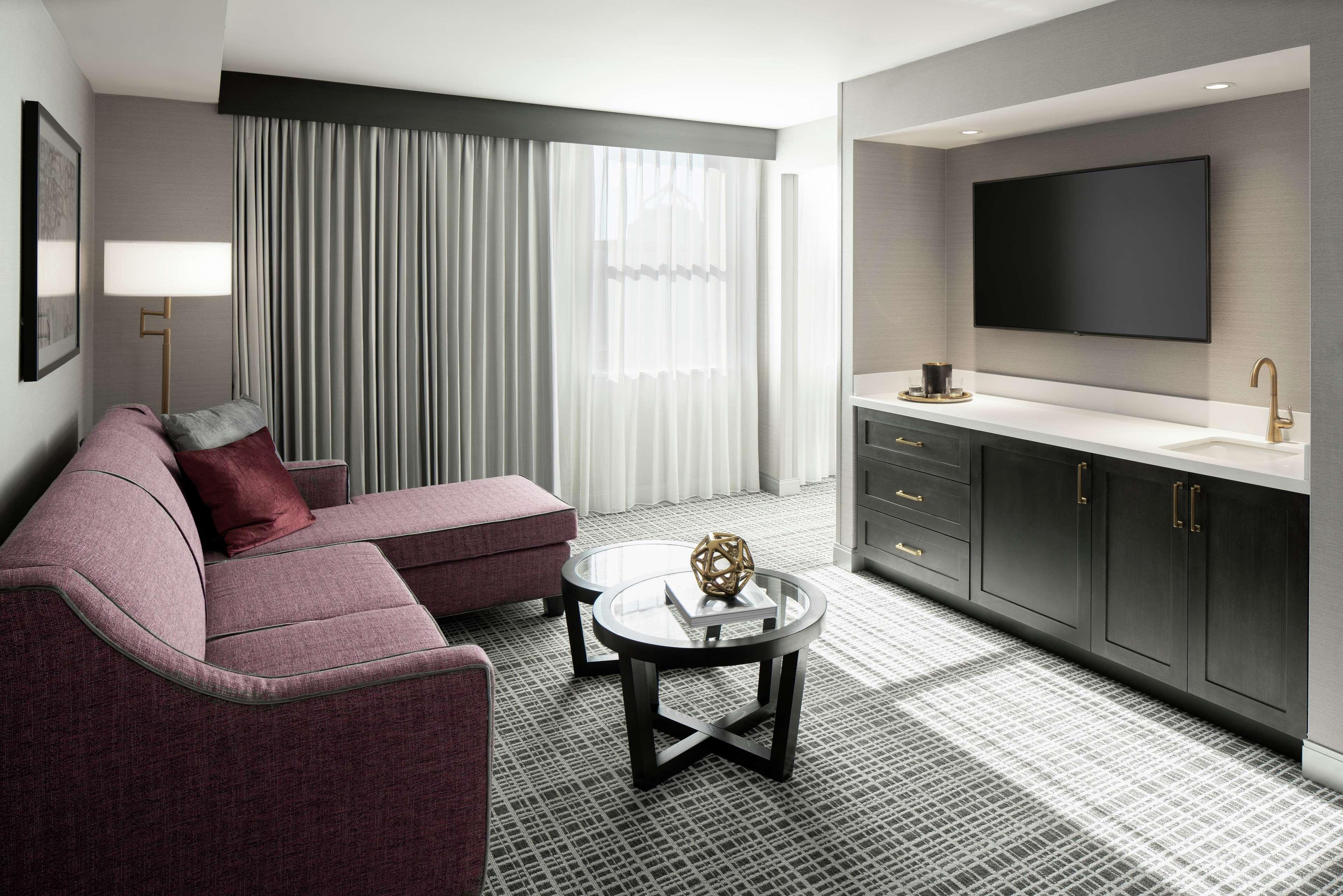 The Axis Hotel, Tapestry Collection By Hilton Moline